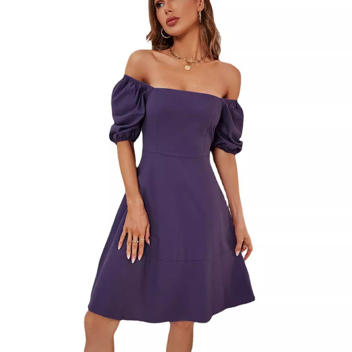 Kvinnors Elegant Off-Shoulder Klänning med Voluminösa Puffärmar och Asymmetrisk Klipp-Eva Jonsson