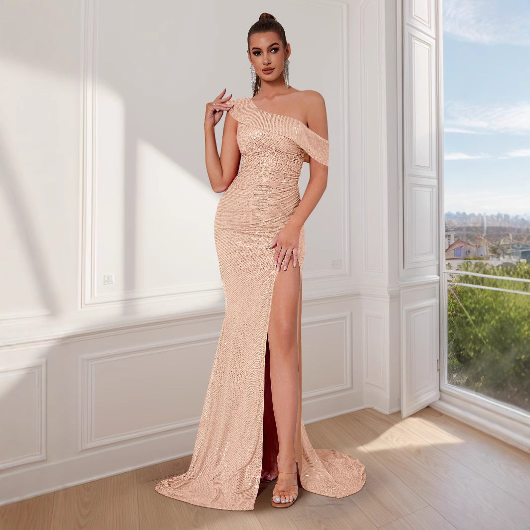 Kvinnors Elegant Off-Shoulder Kvällsklänning med Glittrande Paljetter och Hög Slits Mirla-Eva Jonsson