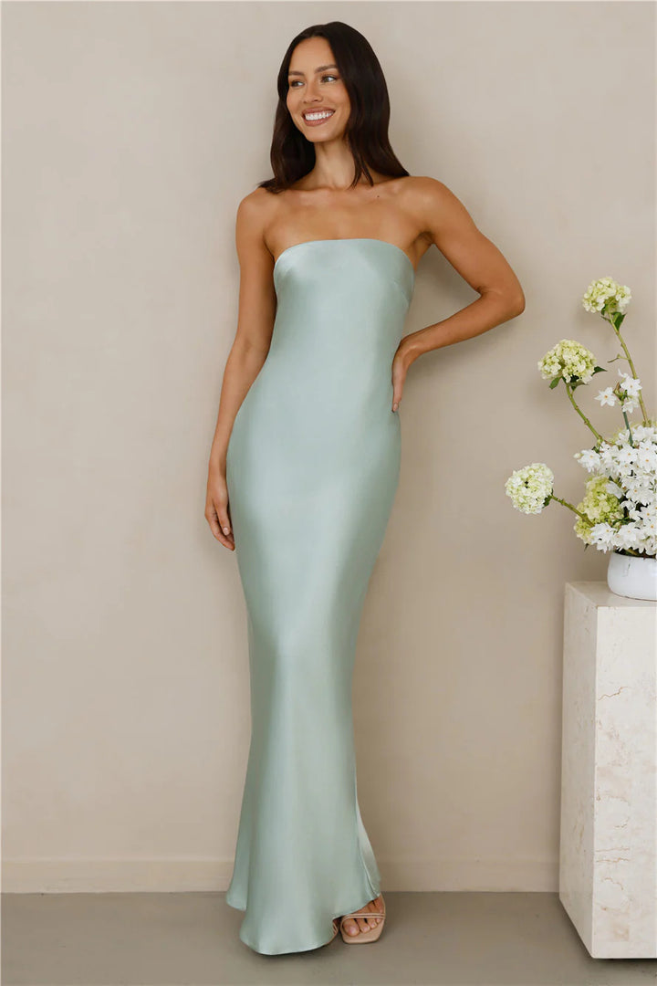 Kvinnors Elegant Off-Shoulder Maxi Klänning Gjord av Satin-Liknande Material-Eva Jonsson