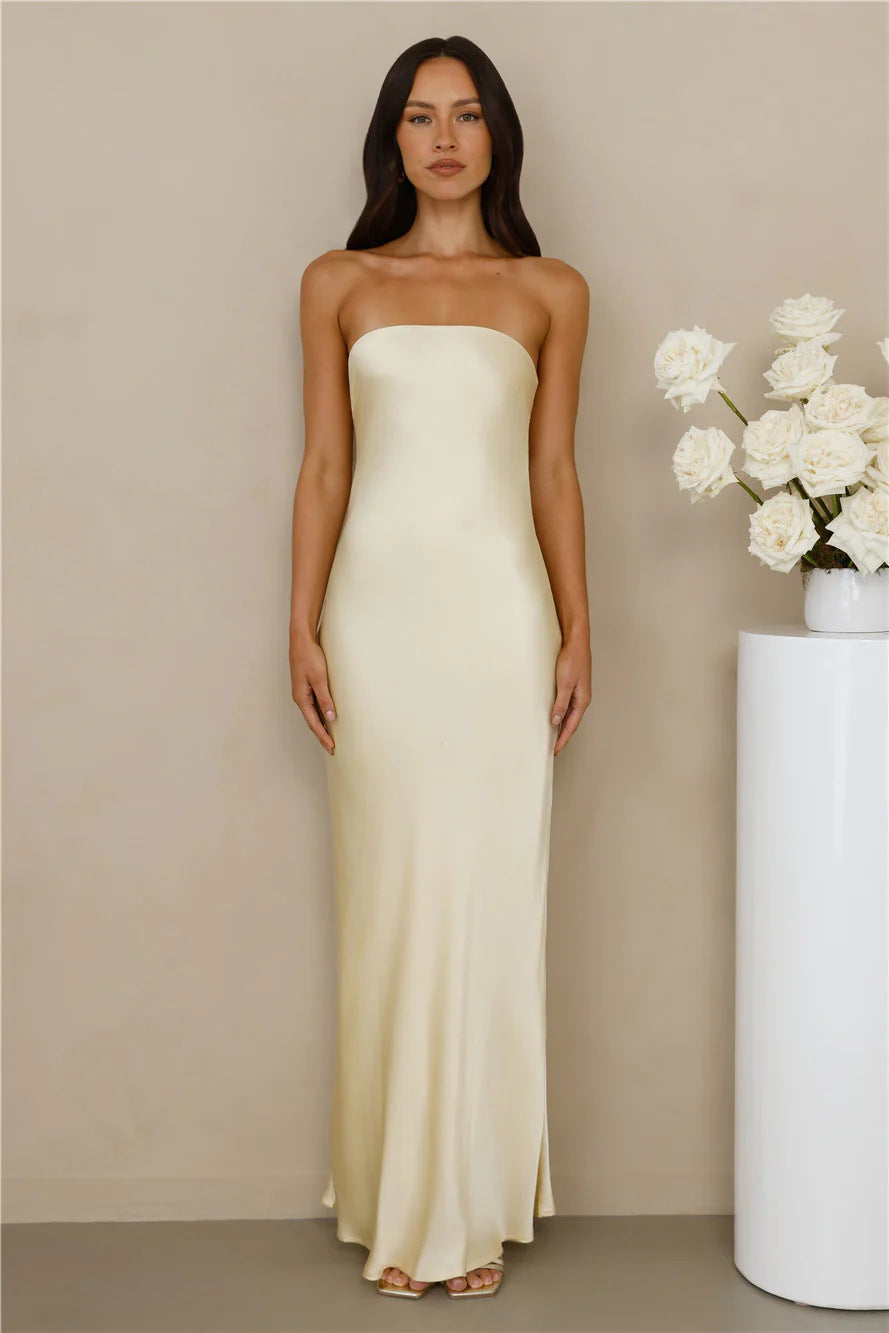 Kvinnors Elegant Off-Shoulder Maxi Klänning Gjord av Satin-Liknande Material-Eva Jonsson