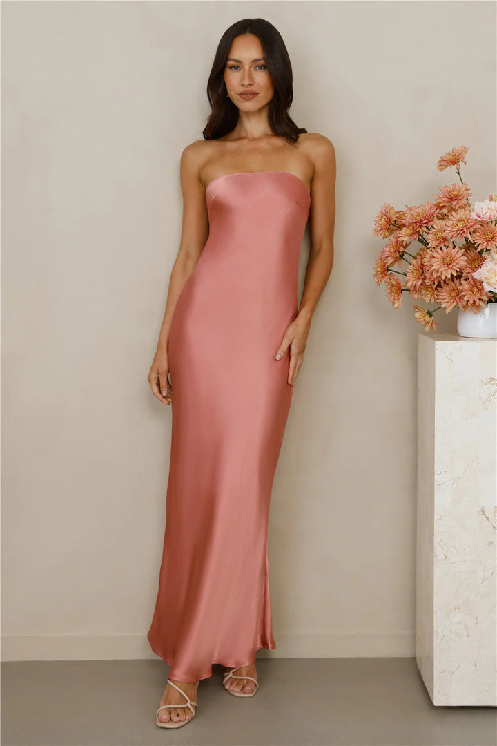 Kvinnors Elegant Off-Shoulder Maxi Klänning Gjord av Satin-Liknande Material-Eva Jonsson