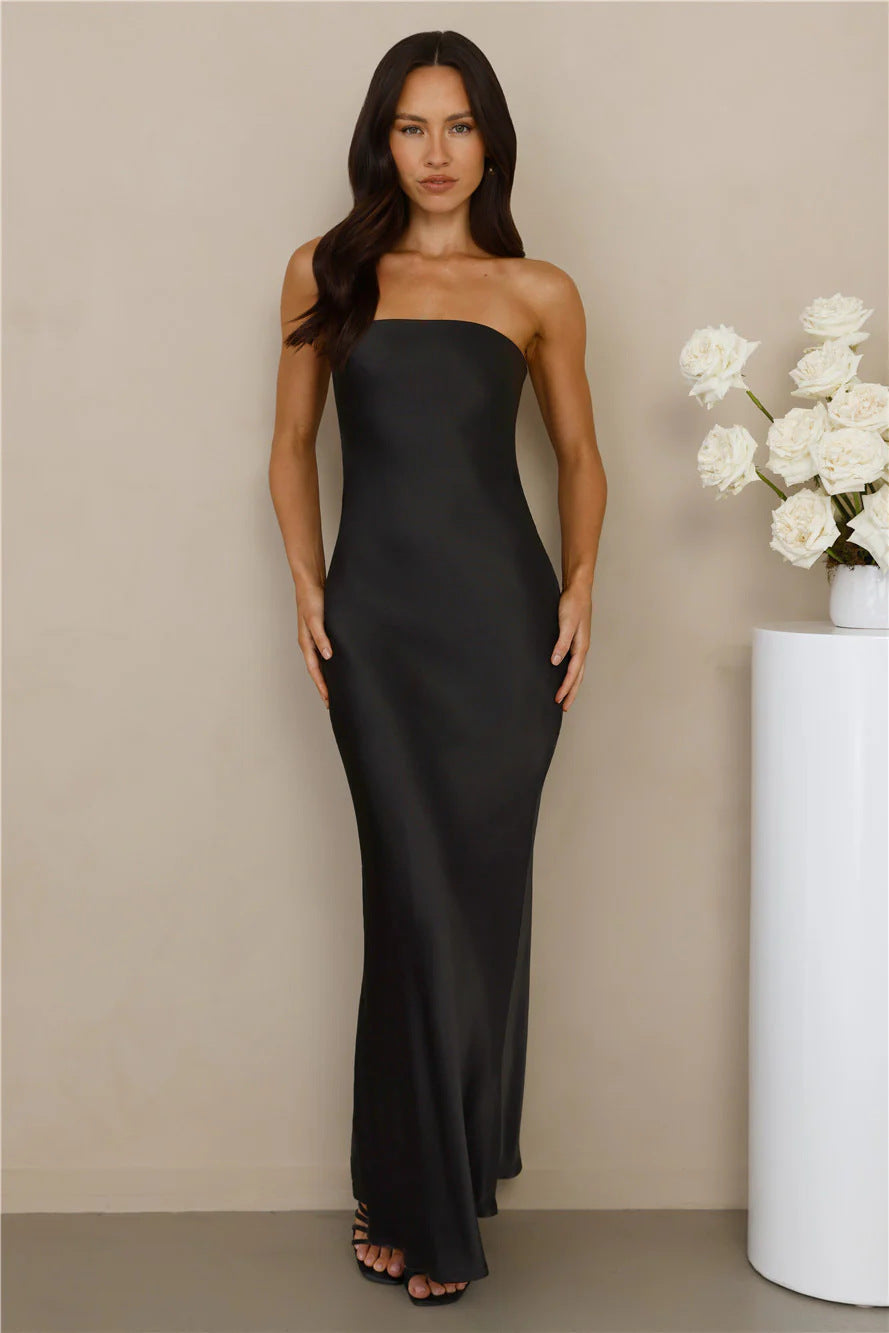 Kvinnors Elegant Off-Shoulder Maxi Klänning Gjord av Satin-Liknande Material-Eva Jonsson