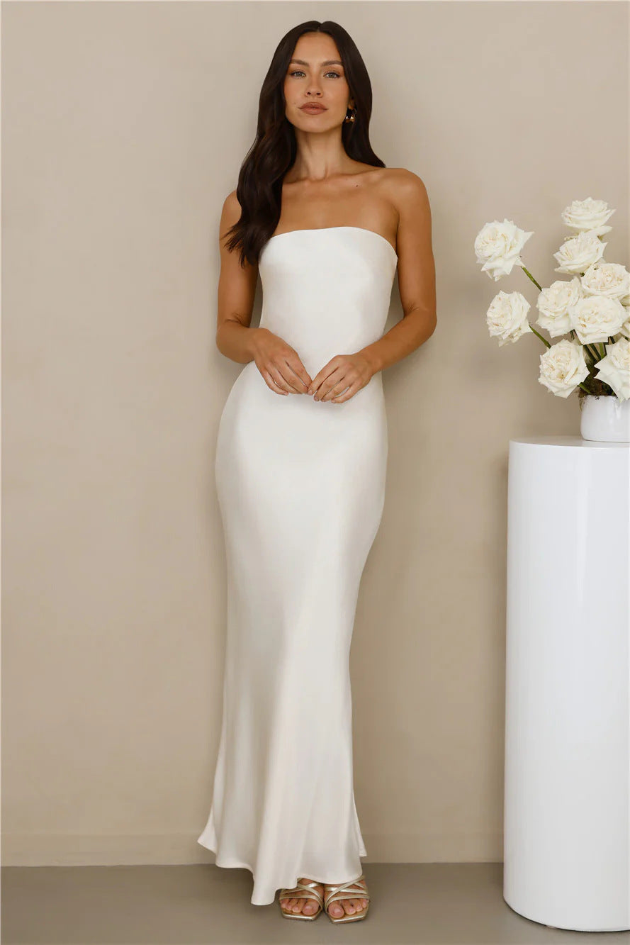 Kvinnors Elegant Off-Shoulder Maxi Klänning Gjord av Satin-Liknande Material-Eva Jonsson