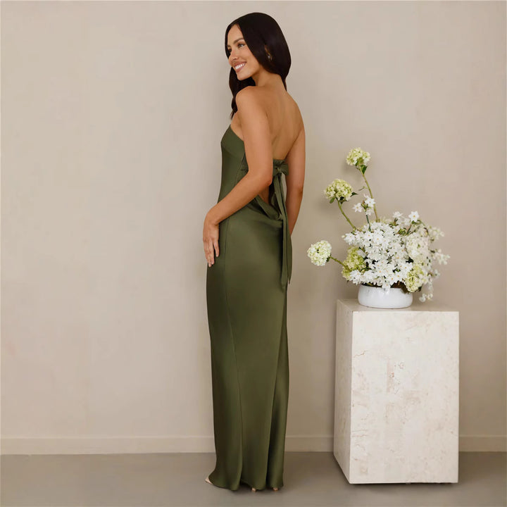 Kvinnors Elegant Off-Shoulder Maxi Klänning Gjord av Satin-Liknande Material-Eva Jonsson