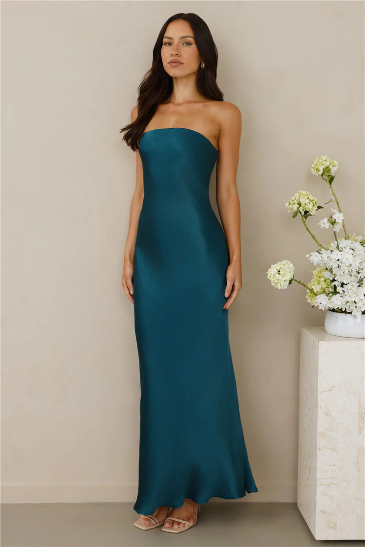 Kvinnors Elegant Off-Shoulder Maxi Klänning Gjord av Satin-Liknande Material-Eva Jonsson
