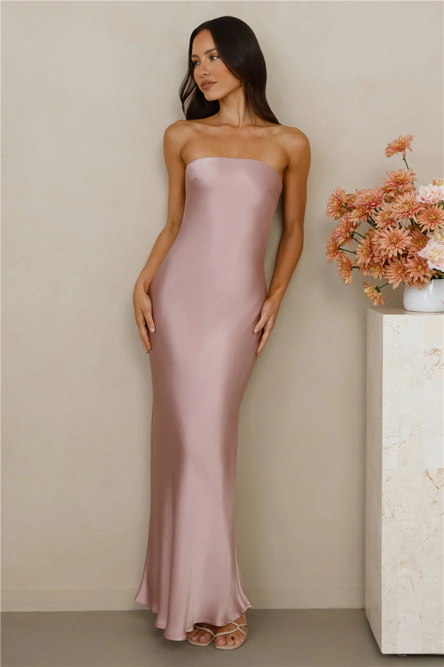 Kvinnors Elegant Off-Shoulder Maxi Klänning Gjord av Satin-Liknande Material-Eva Jonsson