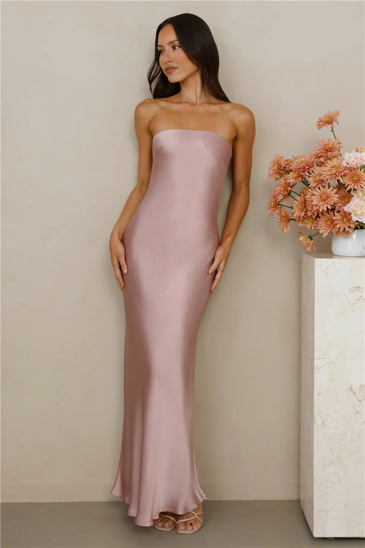 Kvinnors Elegant Off-Shoulder Maxi Klänning Gjord av Satin-Liknande Material-Eva Jonsson