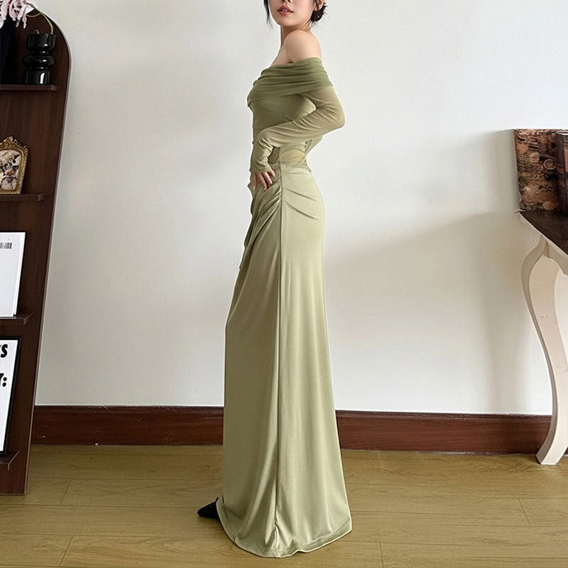 Kvinnors Elegant Off-Shoulder Maxi Klänning med Volangdetaljer och Lång Ärmel Mirla-Eva Jonsson