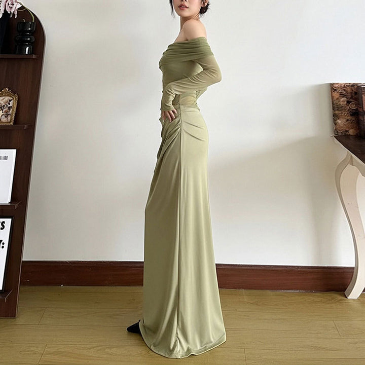 Kvinnors Elegant Off-Shoulder Maxi Klänning med Volangdetaljer och Lång Ärmel Mirla-Eva Jonsson