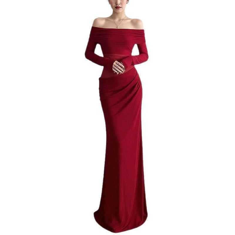 Kvinnors Elegant Off-Shoulder Maxi Klänning med Volangdetaljer och Lång Ärmel Mirla-Eva Jonsson