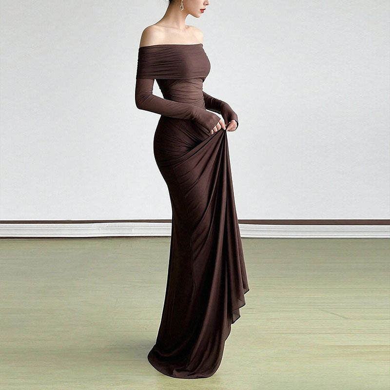 Kvinnors Elegant Off-Shoulder Maxi Klänning med Volangdetaljer och Lång Ärmel Mirla-Eva Jonsson