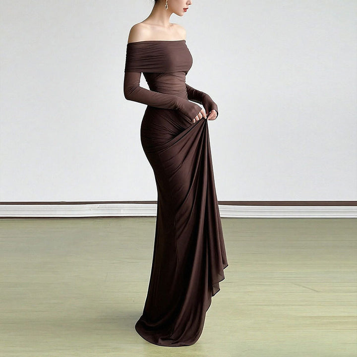 Kvinnors Elegant Off-Shoulder Maxi Klänning med Volangdetaljer och Lång Ärmel Mirla-Eva Jonsson