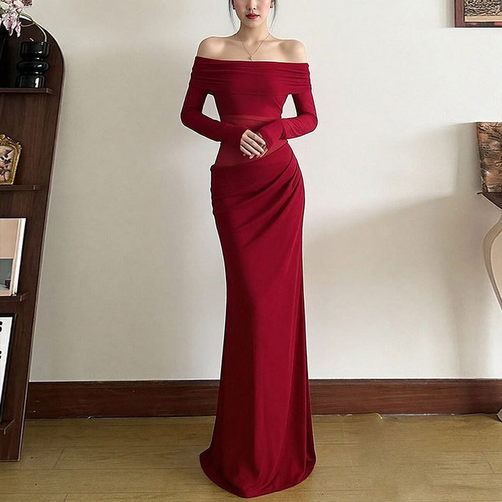 Kvinnors Elegant Off-Shoulder Maxi Klänning med Volangdetaljer och Lång Ärmel Mirla-Eva Jonsson
