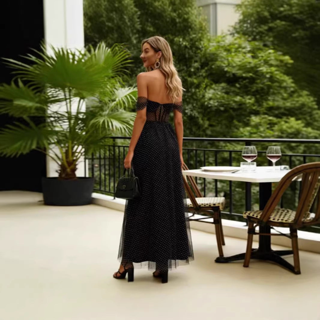 Kvinnors Elegant Off-Shoulder Maxiklänning med Genomskinliga Insatser och Prickigt Mönster Mirla-Eva Jonsson