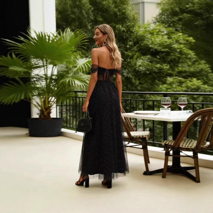 Kvinnors Elegant Off-Shoulder Maxiklänning med Genomskinliga Insatser och Prickigt Mönster Mirla-Eva Jonsson