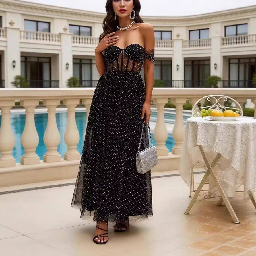Kvinnors Elegant Off-Shoulder Maxiklänning med Genomskinliga Insatser och Prickigt Mönster Mirla-Eva Jonsson