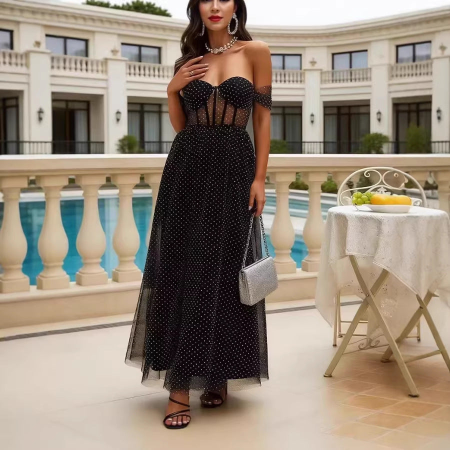 Kvinnors Elegant Off-Shoulder Maxiklänning med Genomskinliga Insatser och Prickigt Mönster Mirla-Eva Jonsson
