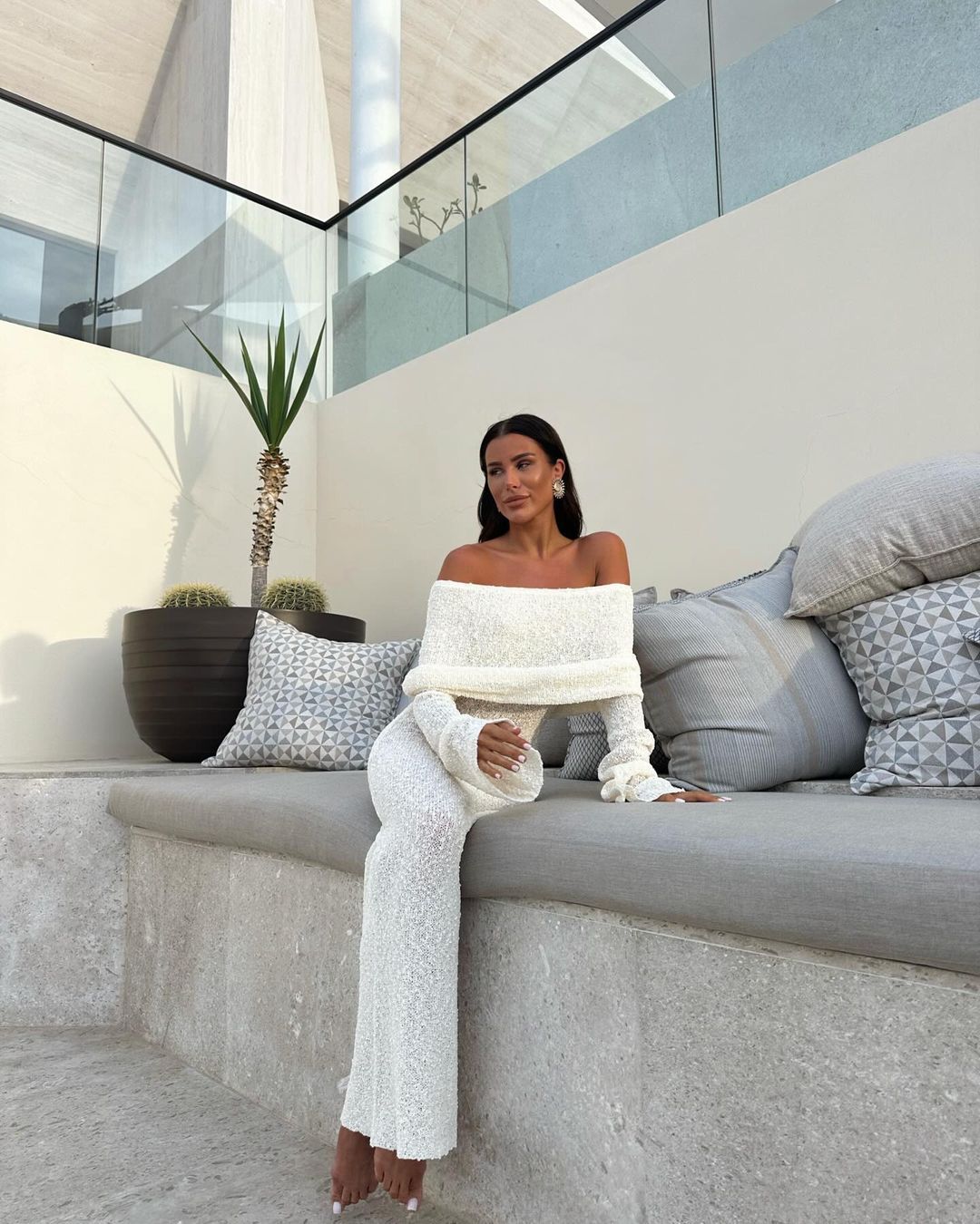 Kvinnors Elegant Off-Shoulder Stickad Klänning med Långa Ärmar och Bred Ben Mirla-Eva Jonsson