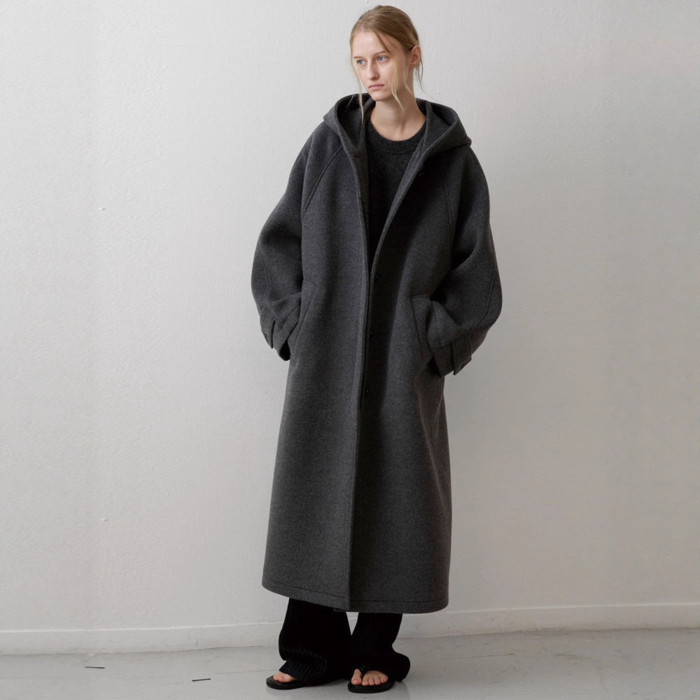 Kvinnors Elegant Oversized Kappa med Huva och Praktiska Fickor Mirla-Eva Jonsson