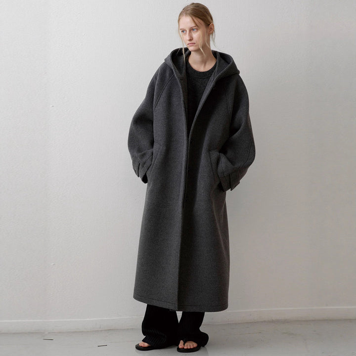 Kvinnors Elegant Oversized Kappa med Huva och Praktiska Fickor Mirla-Eva Jonsson