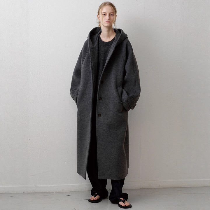 Kvinnors Elegant Oversized Kappa med Huva och Praktiska Fickor Mirla-Eva Jonsson