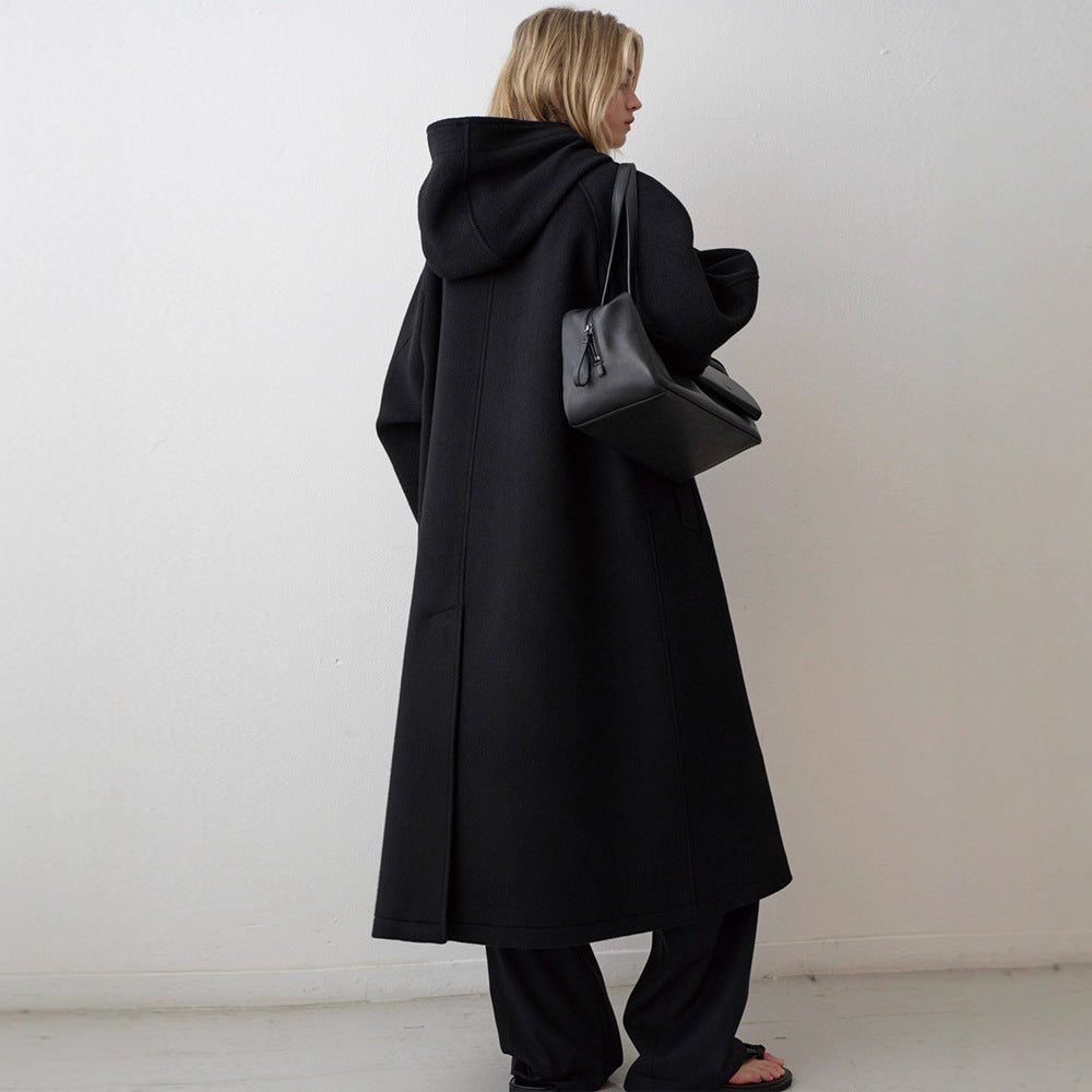 Kvinnors Elegant Oversized Kappa med Huva och Praktiska Fickor Mirla-Eva Jonsson