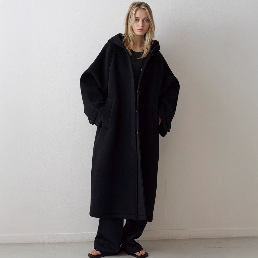 Kvinnors Elegant Oversized Kappa med Huva och Praktiska Fickor Mirla-Eva Jonsson