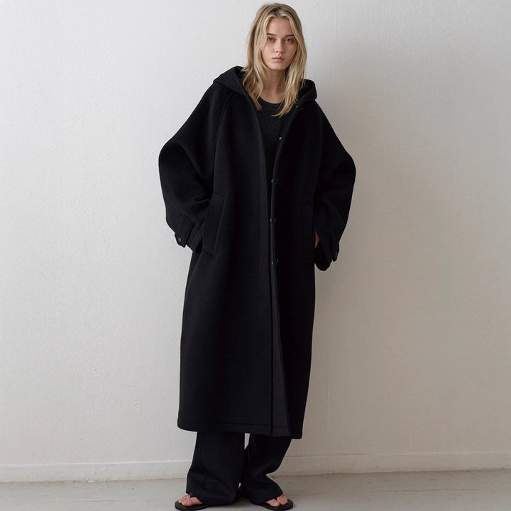 Kvinnors Elegant Oversized Kappa med Huva och Praktiska Fickor Mirla-Eva Jonsson