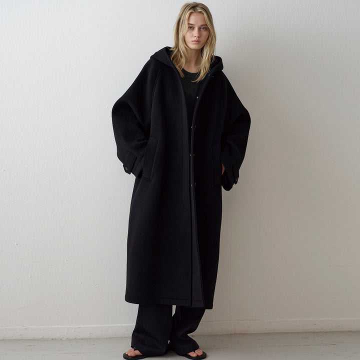 Kvinnors Elegant Oversized Kappa med Huva och Praktiska Fickor Mirla-Eva Jonsson
