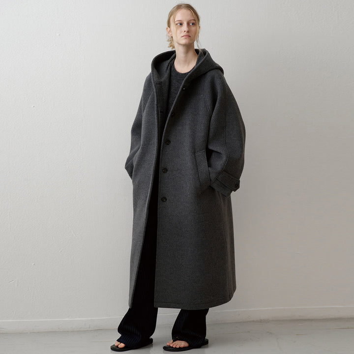Kvinnors Elegant Oversized Kappa med Huva och Praktiska Fickor Mirla-Eva Jonsson