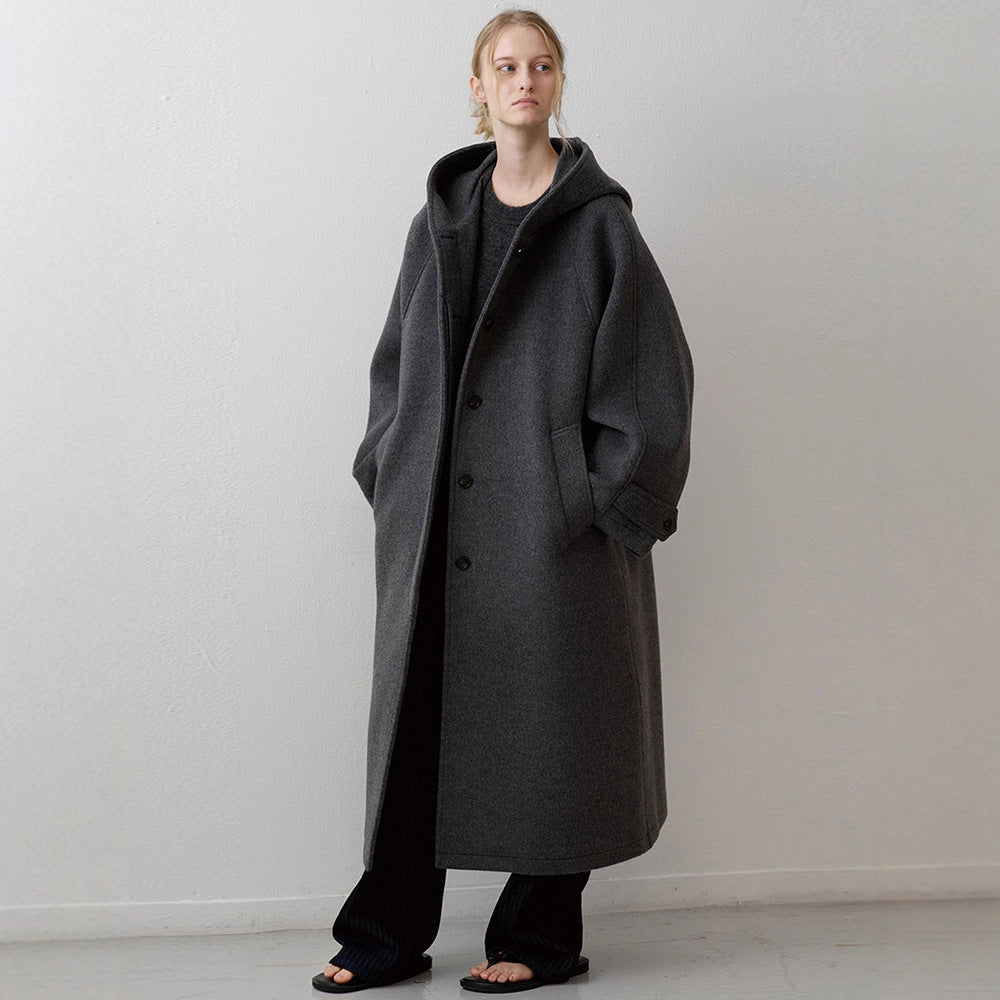 Kvinnors Elegant Oversized Kappa med Huva och Praktiska Fickor Mirla-Eva Jonsson