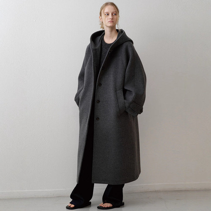 Kvinnors Elegant Oversized Kappa med Huva och Praktiska Fickor Mirla-Eva Jonsson