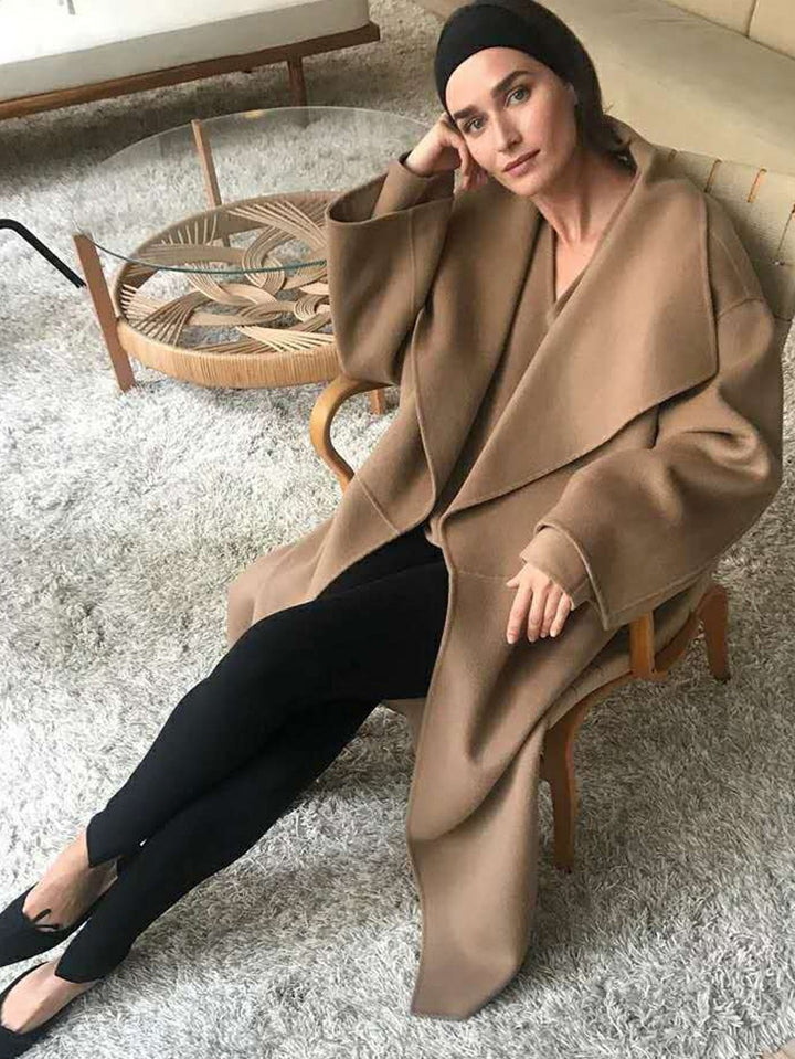 Kvinnors Elegant Oversized Kappa med Öppen Framsida Mirla-Eva Jonsson