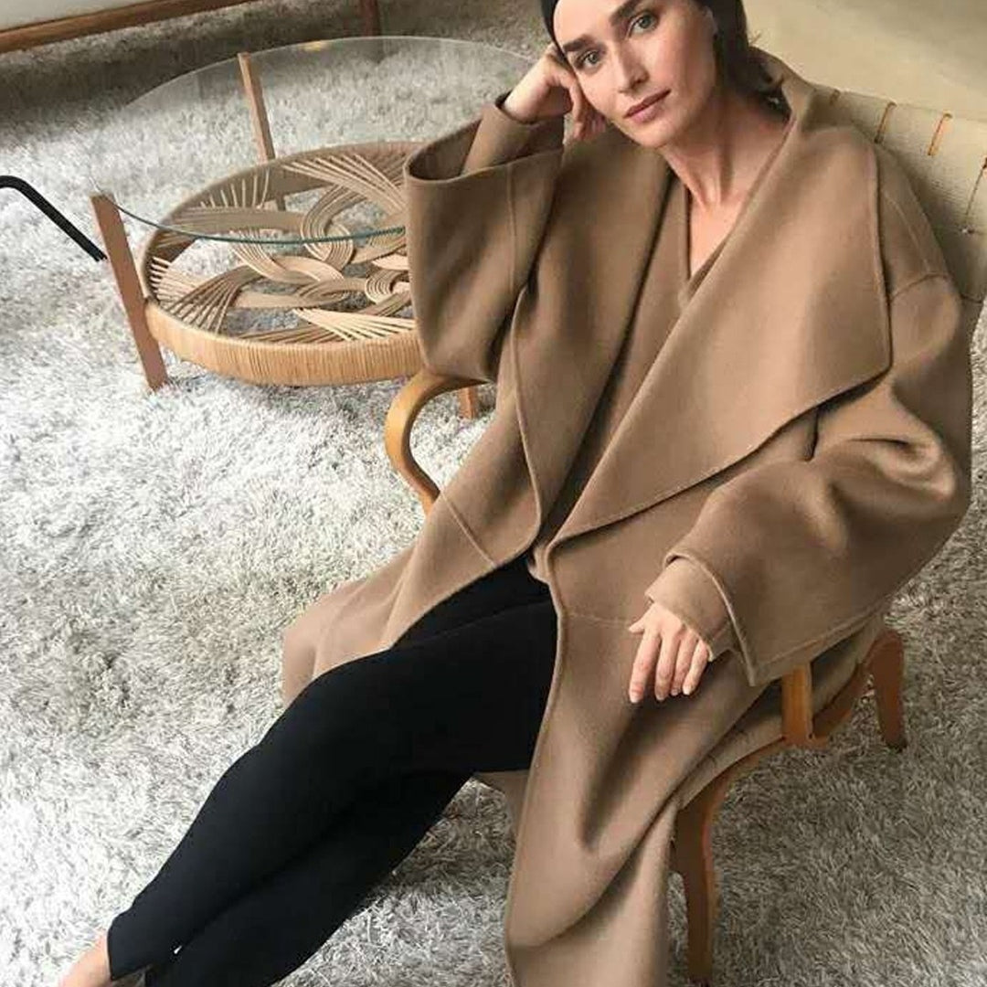 Kvinnors Elegant Oversized Kappa med Öppen Framsida Mirla-Eva Jonsson