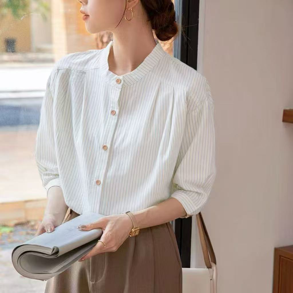 Kvinnors Elegant Randig Blus med Traditionell Ståkrage Mirla-Eva Jonsson