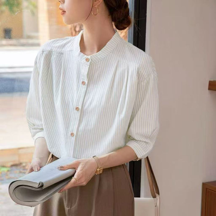 Kvinnors Elegant Randig Blus med Traditionell Ståkrage Mirla-Eva Jonsson