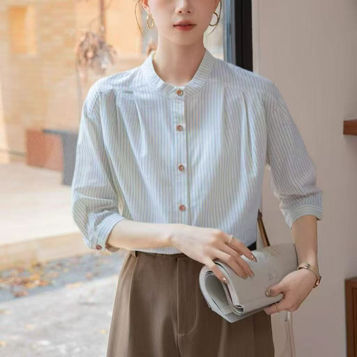 Kvinnors Elegant Randig Blus med Traditionell Ståkrage Mirla-Eva Jonsson