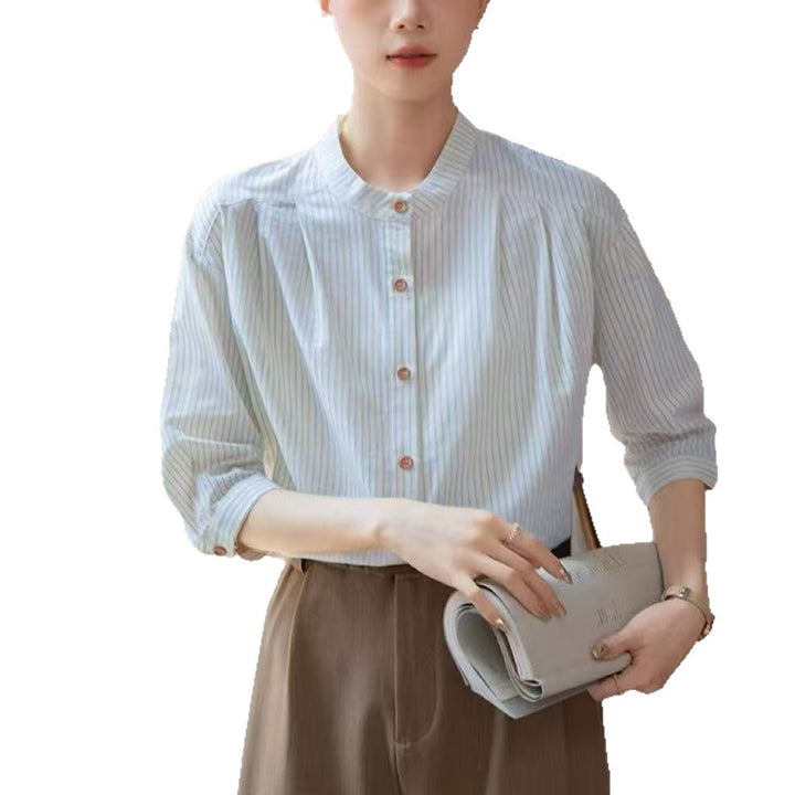 Kvinnors Elegant Randig Blus med Traditionell Ståkrage Mirla-Eva Jonsson