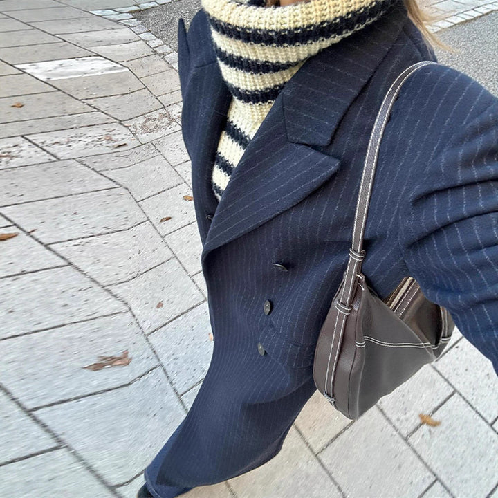 Kvinnors Elegant Randig Trenchcoat med Dubbel Knäppning och Praktiska Fickor Mirla-Eva Jonsson