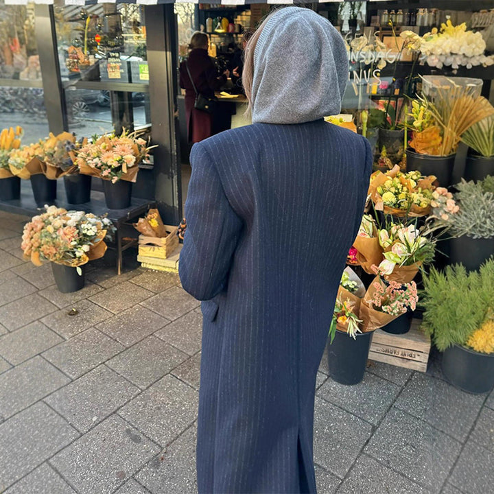 Kvinnors Elegant Randig Trenchcoat med Dubbel Knäppning och Praktiska Fickor Mirla-Eva Jonsson