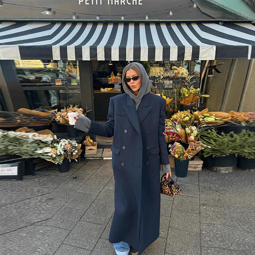 Kvinnors Elegant Randig Trenchcoat med Dubbel Knäppning och Praktiska Fickor Mirla-Eva Jonsson