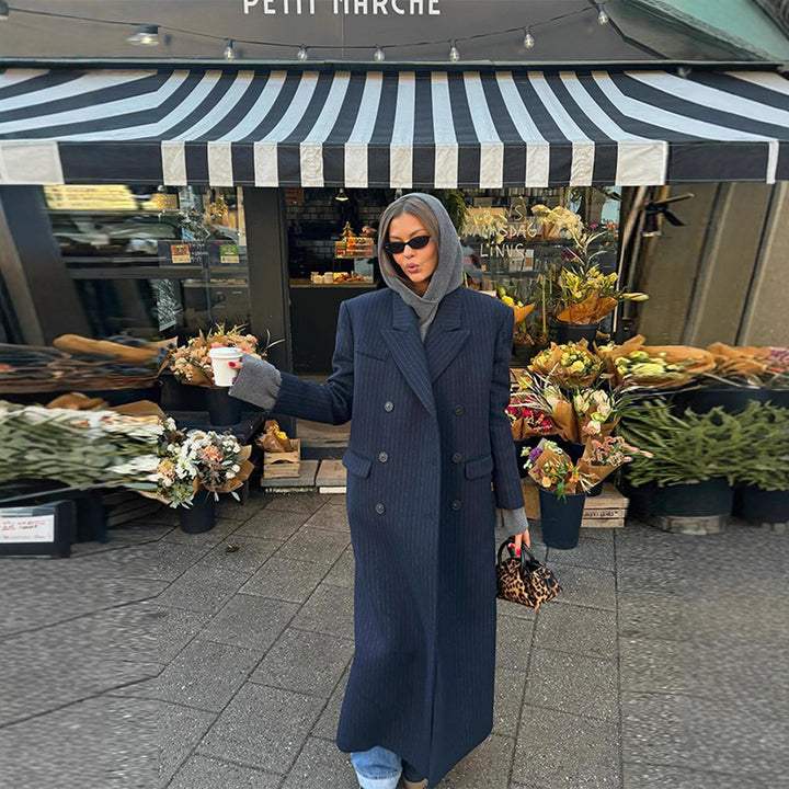 Kvinnors Elegant Randig Trenchcoat med Dubbel Knäppning och Praktiska Fickor Mirla-Eva Jonsson