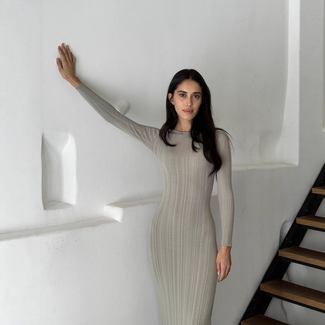 Kvinnors Elegant Ribbade Knit Maxi Klänning med Långa Ärm och Fitted Cut Mirla-Eva Jonsson