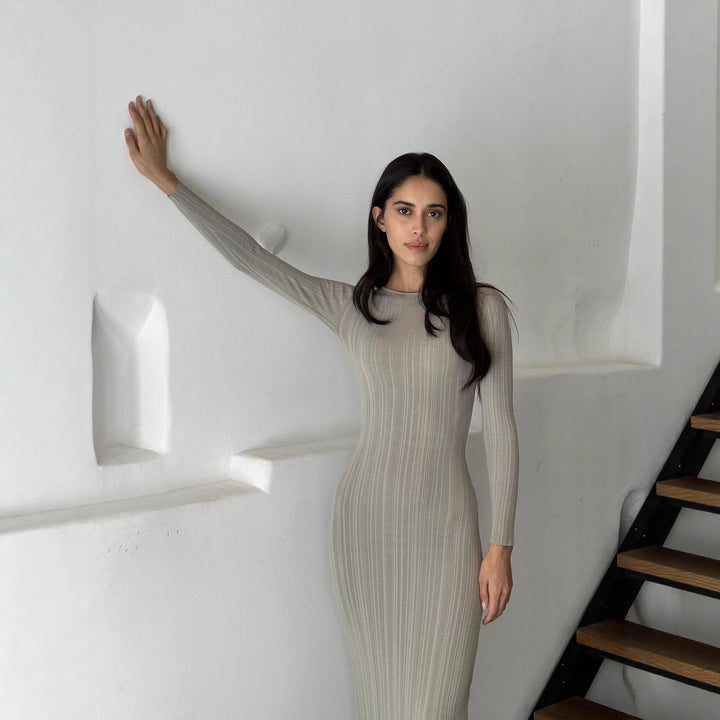 Kvinnors Elegant Ribbade Knit Maxi Klänning med Långa Ärm och Fitted Cut Mirla-Eva Jonsson
