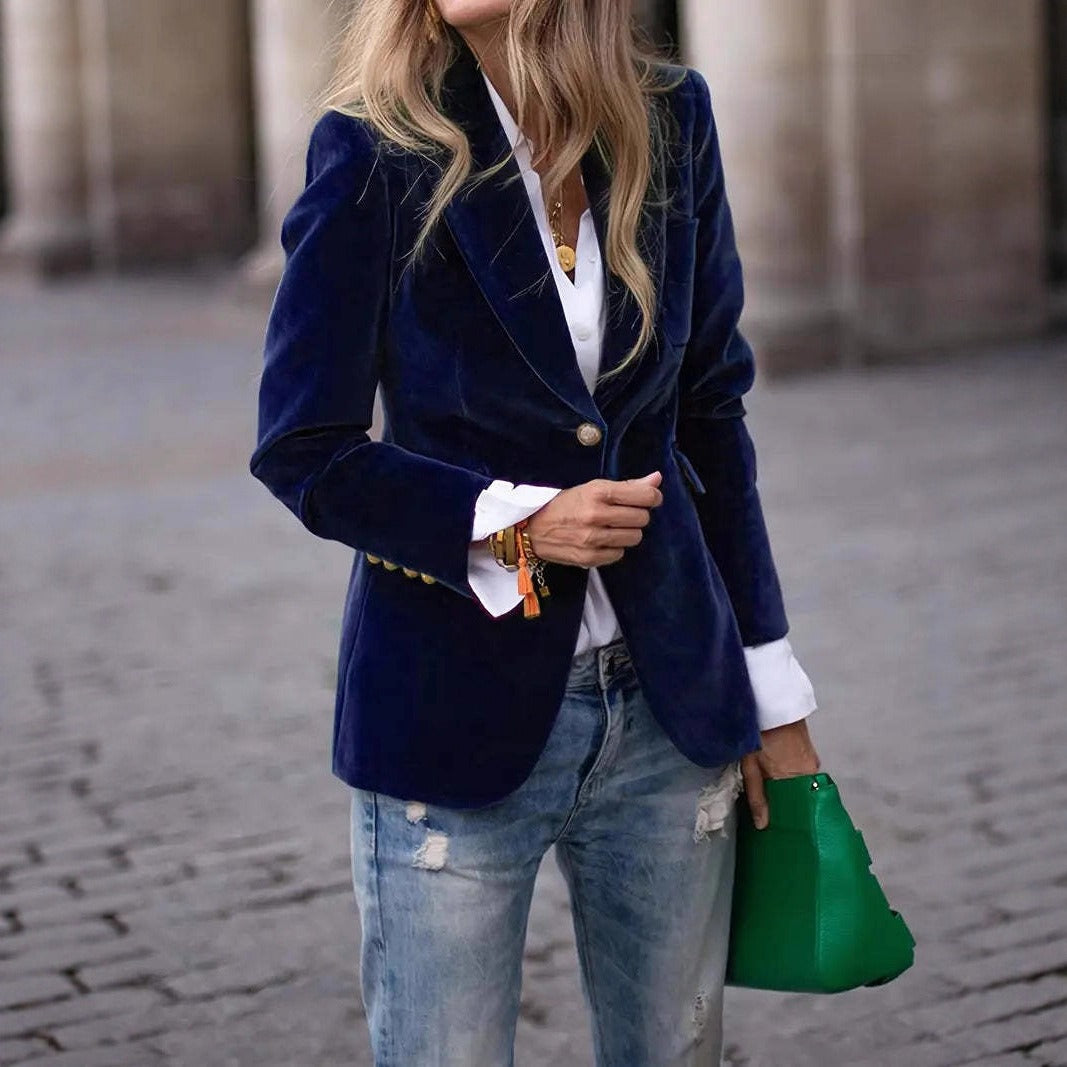Kvinnors Elegant Sammet Blazer med Skräddarsydd Passform och Guldknappar Mirla-Eva Jonsson