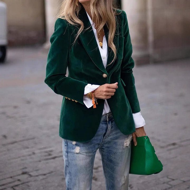 Kvinnors Elegant Sammet Blazer med Skräddarsydd Passform och Guldknappar Mirla-Eva Jonsson