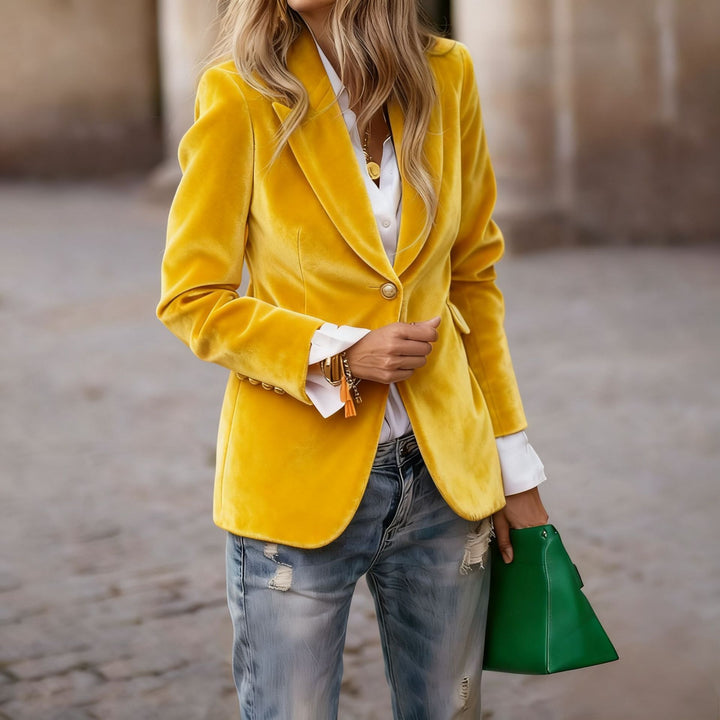 Kvinnors Elegant Sammet Blazer med Skräddarsydd Passform och Guldknappar Mirla-Eva Jonsson