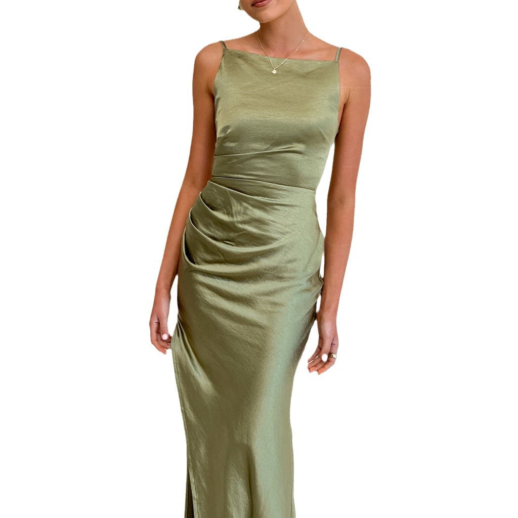 Kvinnors Elegant Satin Maxi Klänning med Chic Fållad Halsringning och Sidsprund Mirla-Eva Jonsson