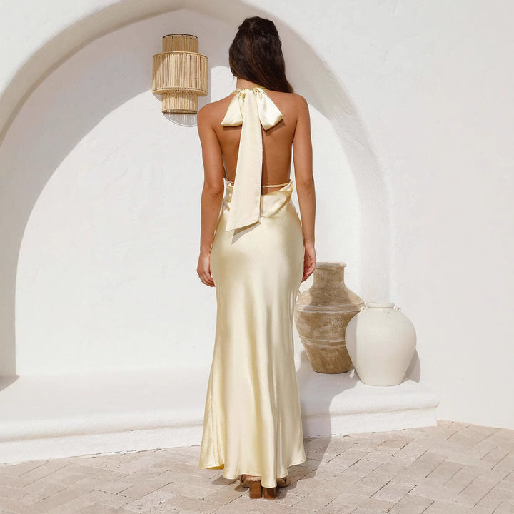 Kvinnors Elegant Satin Maxi Klänning med Djup V-Axelpåverkan och Svingande Snitt Mirla-Eva Jonsson