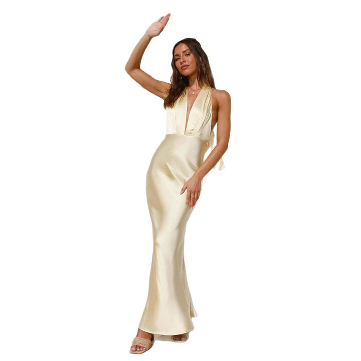 Kvinnors Elegant Satin Maxi Klänning med Djup V-Axelpåverkan och Svingande Snitt Mirla-Eva Jonsson